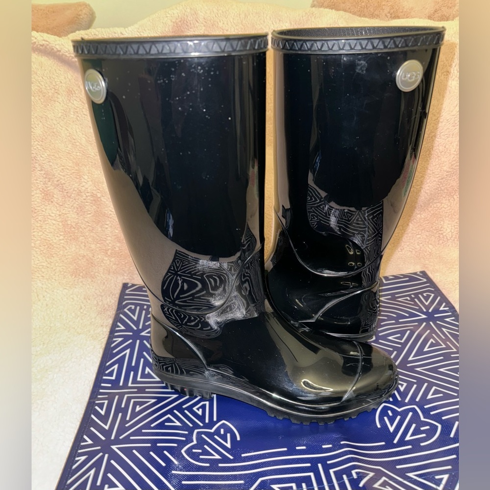 UGG RAIN BOOTS, women’s size 8, color Black